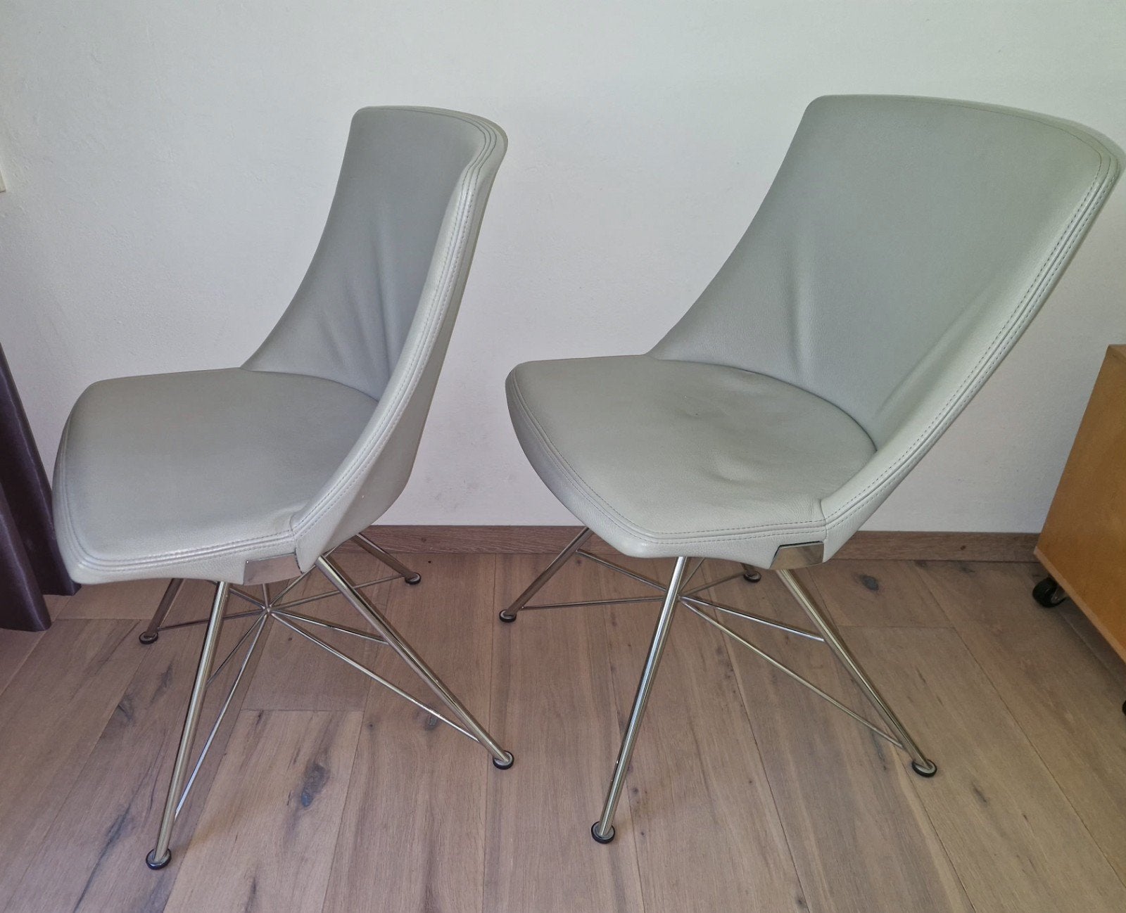 2 Bert Plantagie eetkamerstoelen, lichtgrijs leer, Ophalen, Gebruikt, Twee, Leer