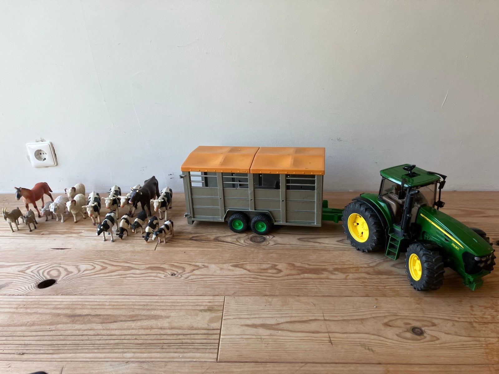Bruder John Deere tractor met veetrailer en dieren, Ophalen of Verzenden, Gebruikt