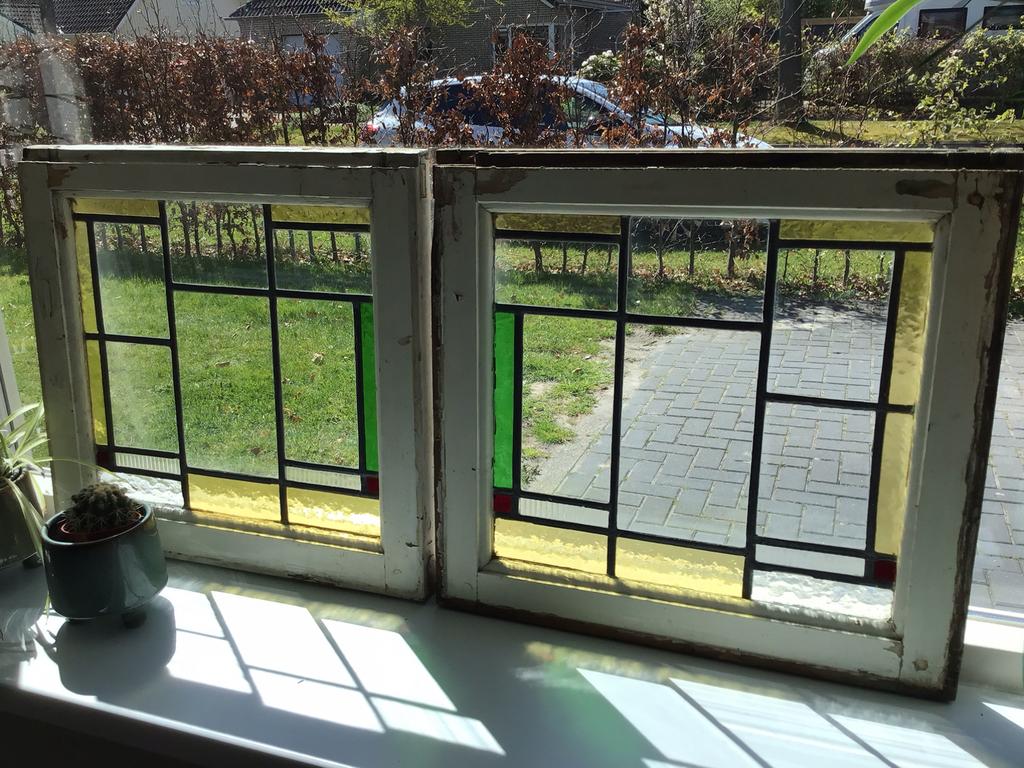 2 mooie glas in lood ramen in het origineel grenen kozijn., Ophalen of Verzenden