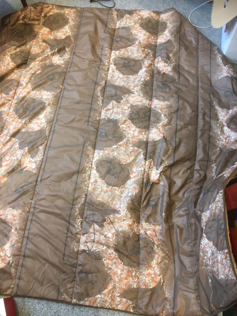 Bed sprei. 180 x 200 cm. Gewatteerd jaren 70. Bloem motief, Huis en Inrichting, Slaapkamer | Beddengoed, Bruin, Overige typen