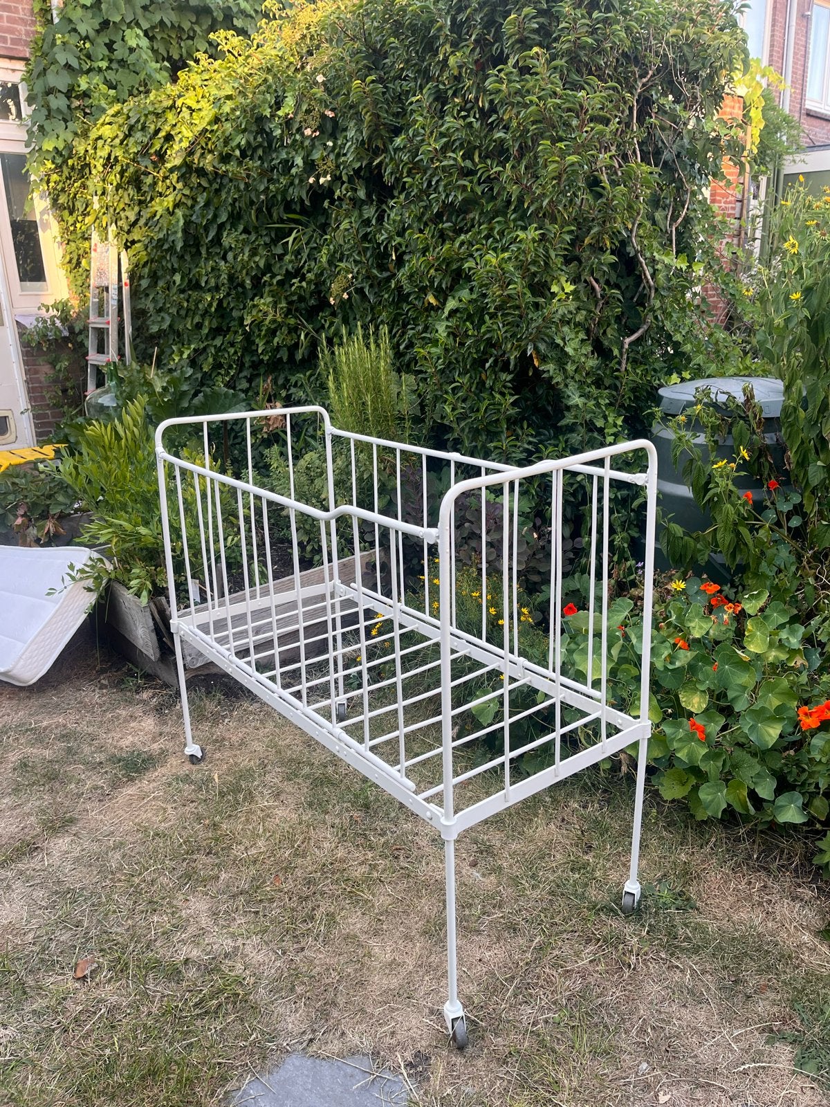 Wit metalen vintage ledikantje met matras 50x111 cm, Ophalen, Gebruikt, Ledikant