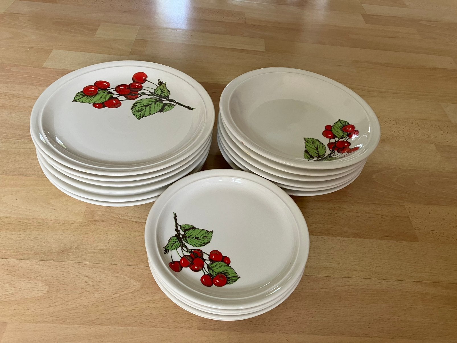 Ditmar Urbach 17-delig vintage servies met kersjes nieuw, Huis en Inrichting, Keuken | Servies, Overige materialen, Overige merken