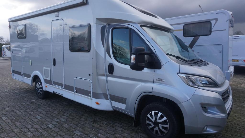 Carado T 67 DAKAIRCO/CAMERA/FIETSENDR, Caravans en Kamperen, 7 tot 8 meter, Bedrijf, Buitenlamp, L-zit