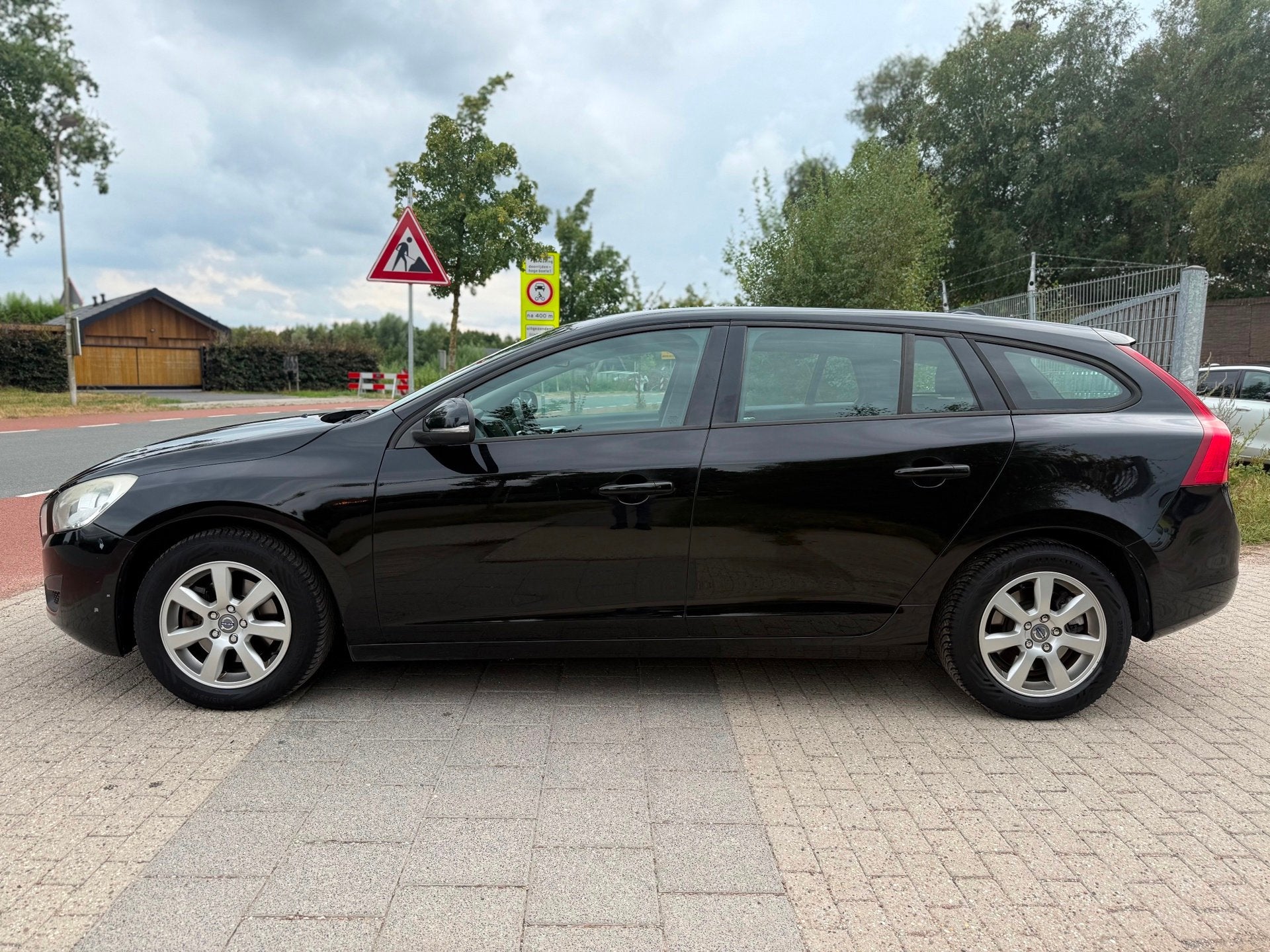 Volvo V60 1.6 T4 Kinetic AUT CRUISE LEDER NAVI PDC TREKHAAK, Auto's, Gebruikt, 4 cilinders, Zwart, Leder