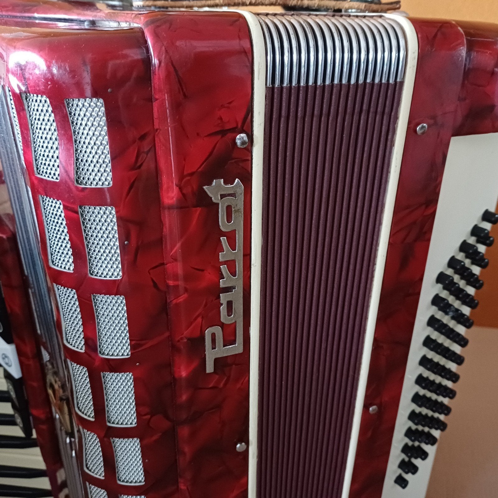 Accordeon met lesboeken, Ophalen