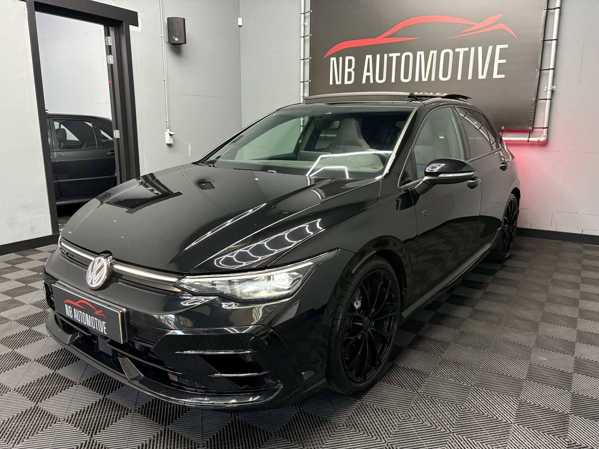 Foto 2 van Volkswagen Golf 2.0 TSI 4M R Black Edition