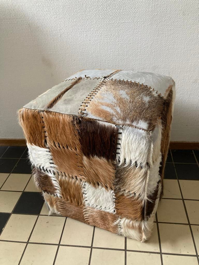 Patchwork poef van koeienhuid - Bruin, wit, beige, Ophalen, Minder dan 50 cm, Gebruikt, Vierkant