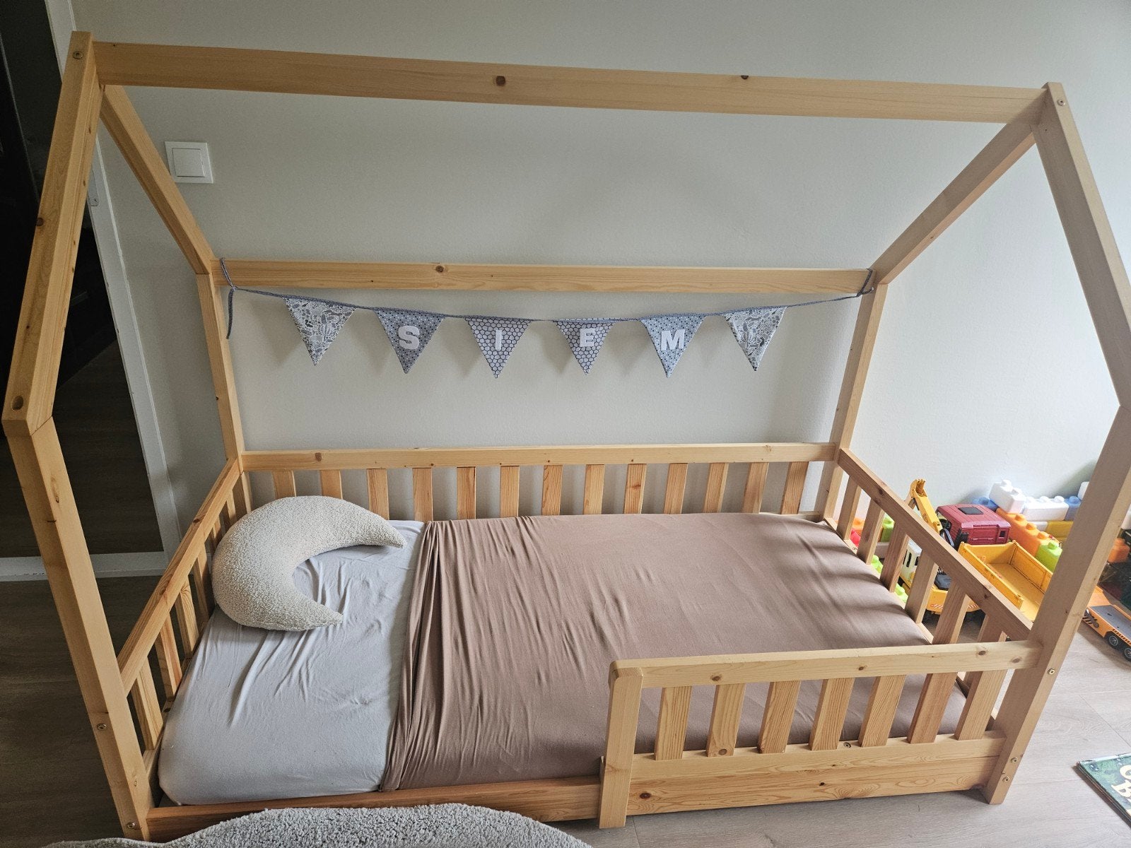 Kleuter huisjes bed, z.g.a.n.!, Ophalen, 85 tot 100 cm, Zo goed als nieuw, Matras