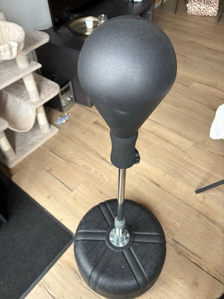 Adidas bokshandschoenen en boksbal op voet, Maat XS of kleiner, Ophalen, Zo goed als nieuw, Overige