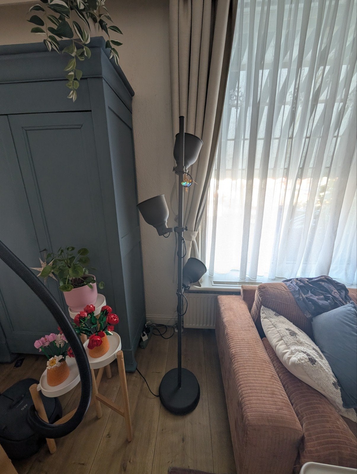 Staande lamp Ikea Hektar donkergrijs met 3 verstelbare spots, Ophalen, Gebruikt, E14 (klein), Metaal