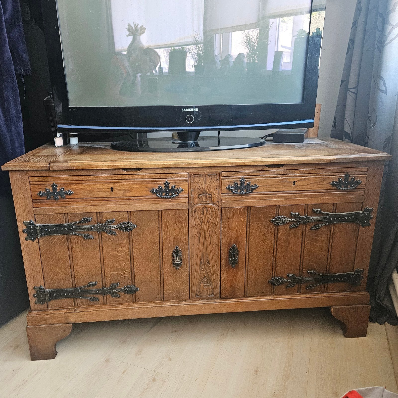 Antiek eiken dressoir met smeedijzeren beslag, Ophalen
