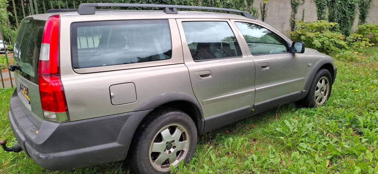 Volvo V70 2.4 T XC 4WD AUT 2001 Beige, Auto's, Automaat, 1800 kg, 1657 kg, Beige