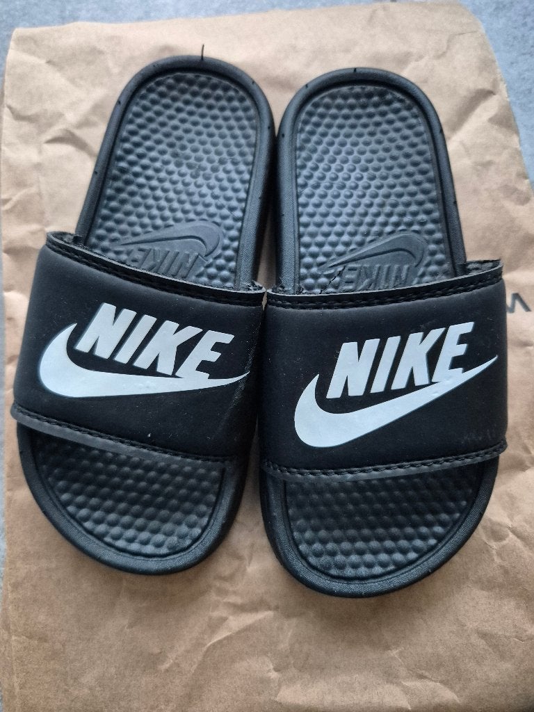 Nieuwe Nike slippers maat 34, Jongen of Meisje, Overige typen, Nieuw, Ophalen of Verzenden