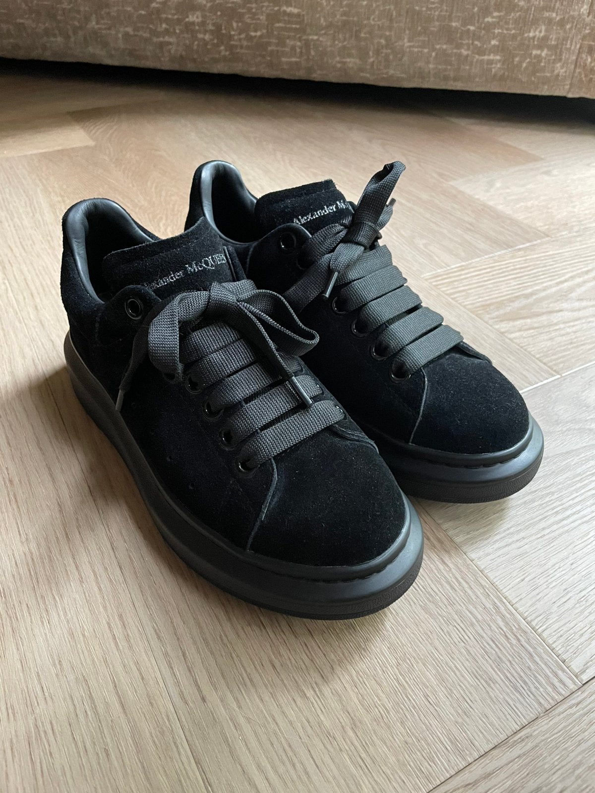 Sneakers suède Alexander McQueen zwart maat 37, Zwart, Nieuw, Ophalen of Verzenden, Sneakers of Gympen