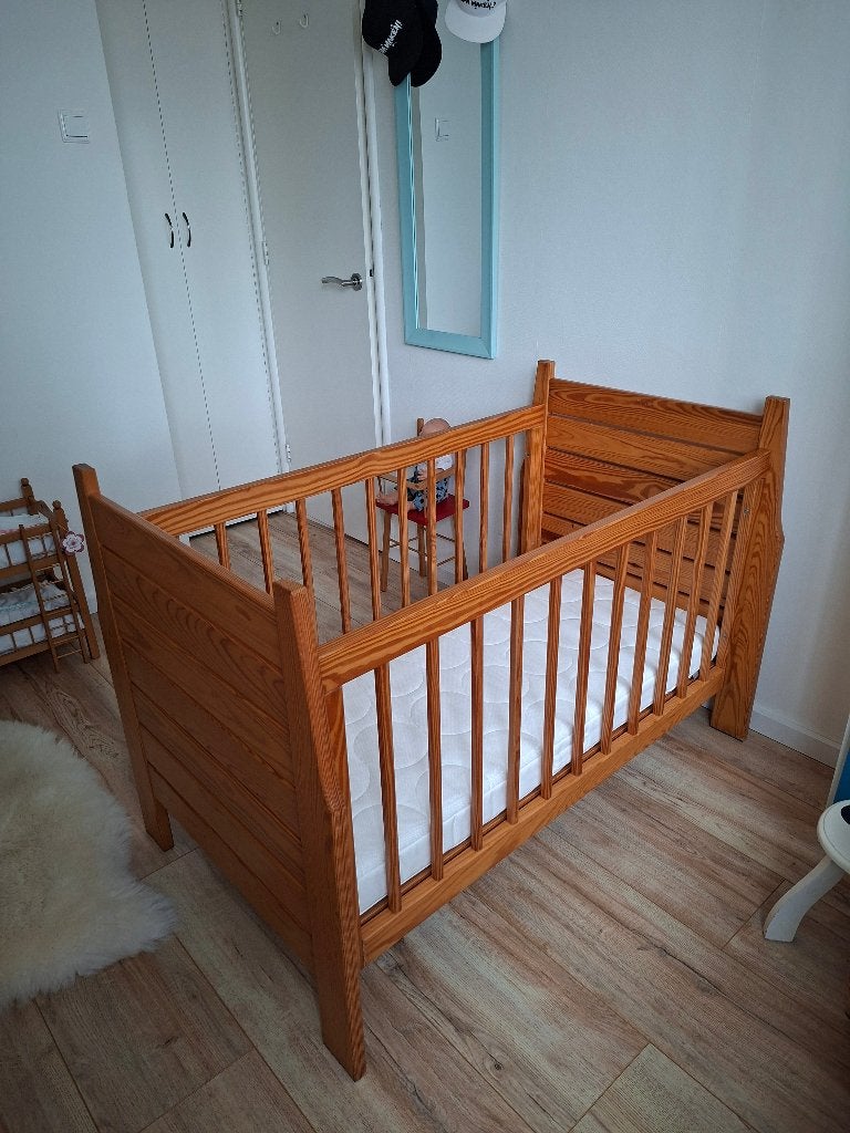 Grenen houten ledikant  matrasje 60x120) en  commode