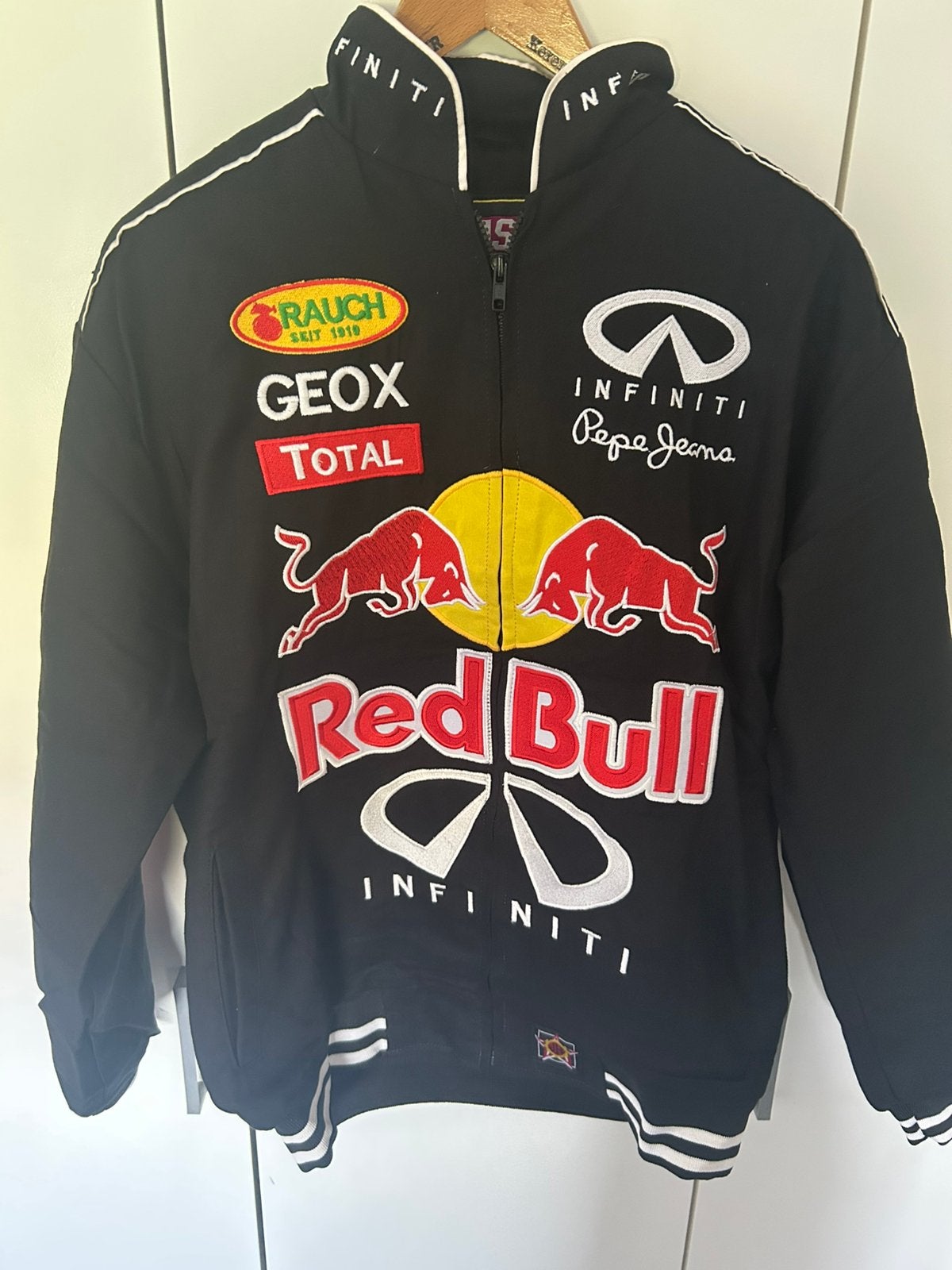 Red bull nascar jas in nieuw staat maat M