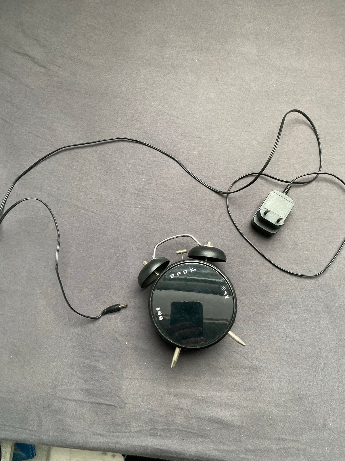 Zwarte Wekker met Oplader - Werkt ook op Batterij, Ophalen, Gebruikt, Analoog, Werkt op batterijen
