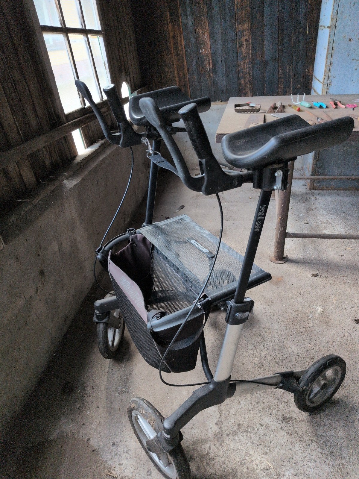 Hoge rollator met armschalen, Ophalen