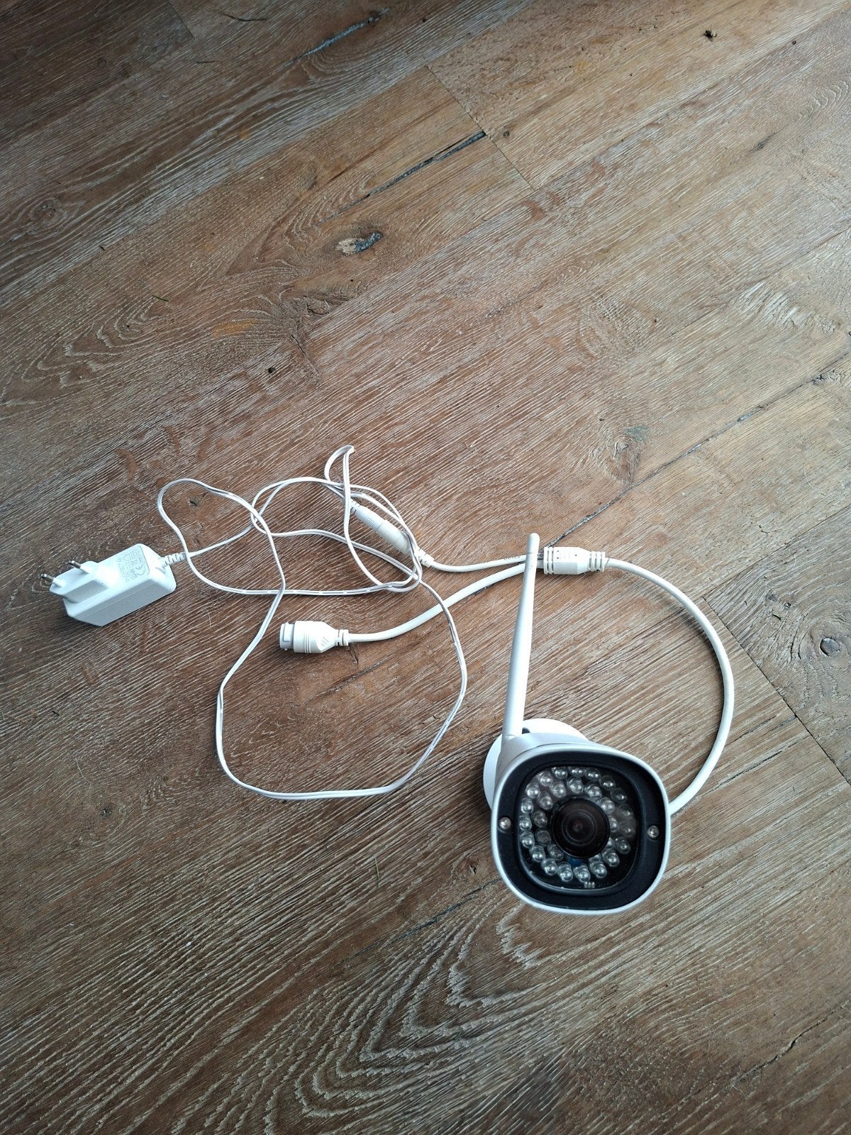 Woonveilig buitencamera met adapter, Ophalen of Verzenden, Gebruikt, Buitencamera