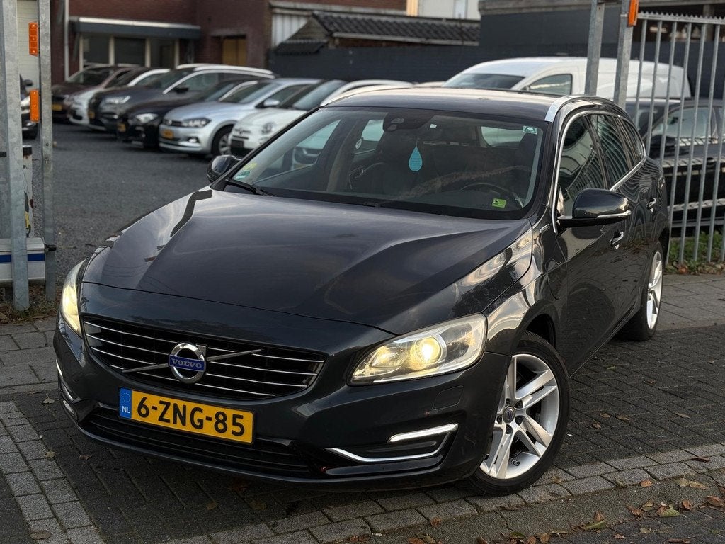 Volvo V60 2.4 D6 AWD Plug-In Hybrid Summum | Trekhaak | Xeno, Auto's, Automaat, 1849 kg, Automatische klimaatregeling, Vierwielaandrijving