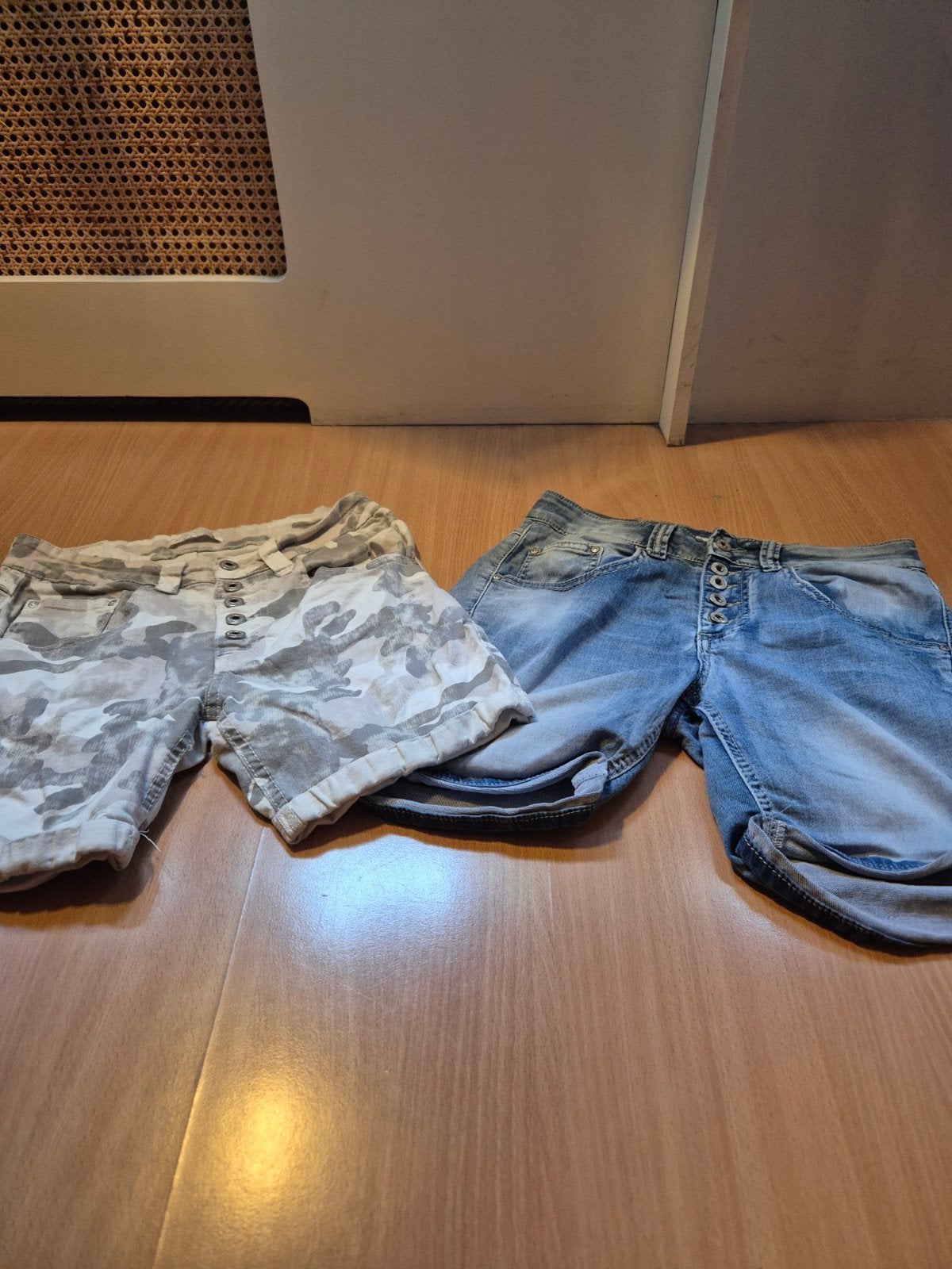 2 korte broeken maat S: camouflage en denim, Kort, Beige, Ophalen of Verzenden, Maat 36 (S)