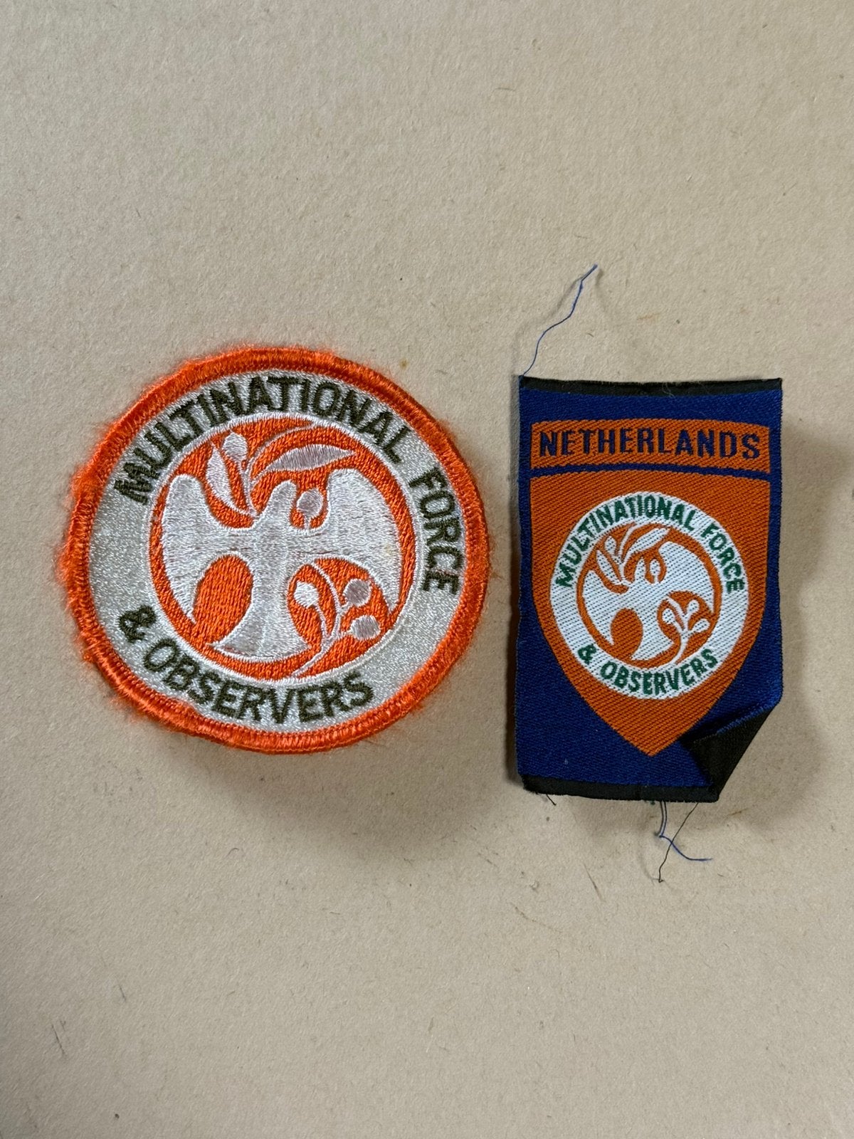 Multinational Force & Observers (MFO 2 stuks, Verzamelen, Militaria | Algemeen, Ophalen of Verzenden, Landmacht, Nederland, Embleem of Badge