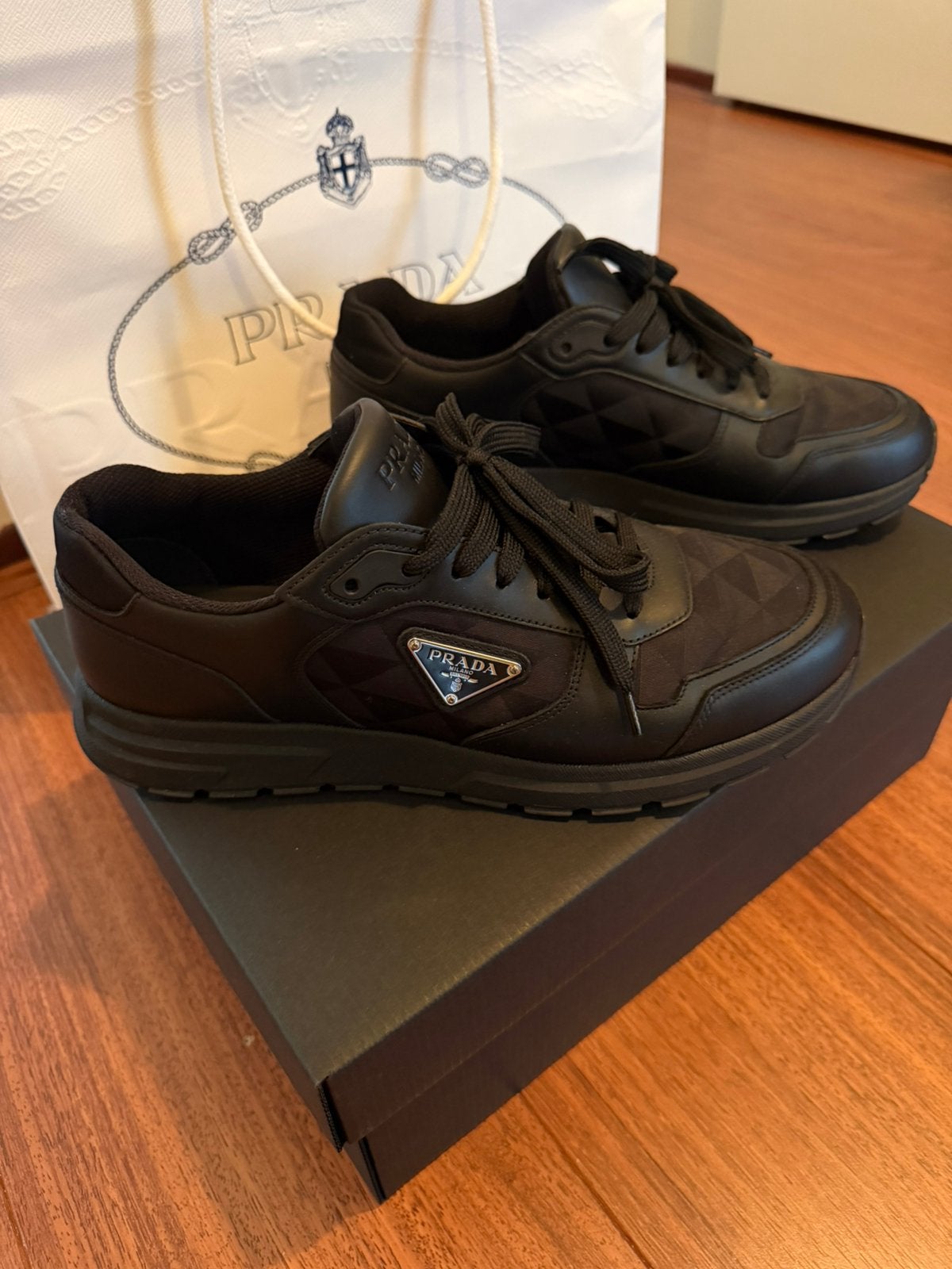 Prada schoenen met factuur 2x gedragen maat 42, Ophalen, Zo goed als nieuw, Zwart
