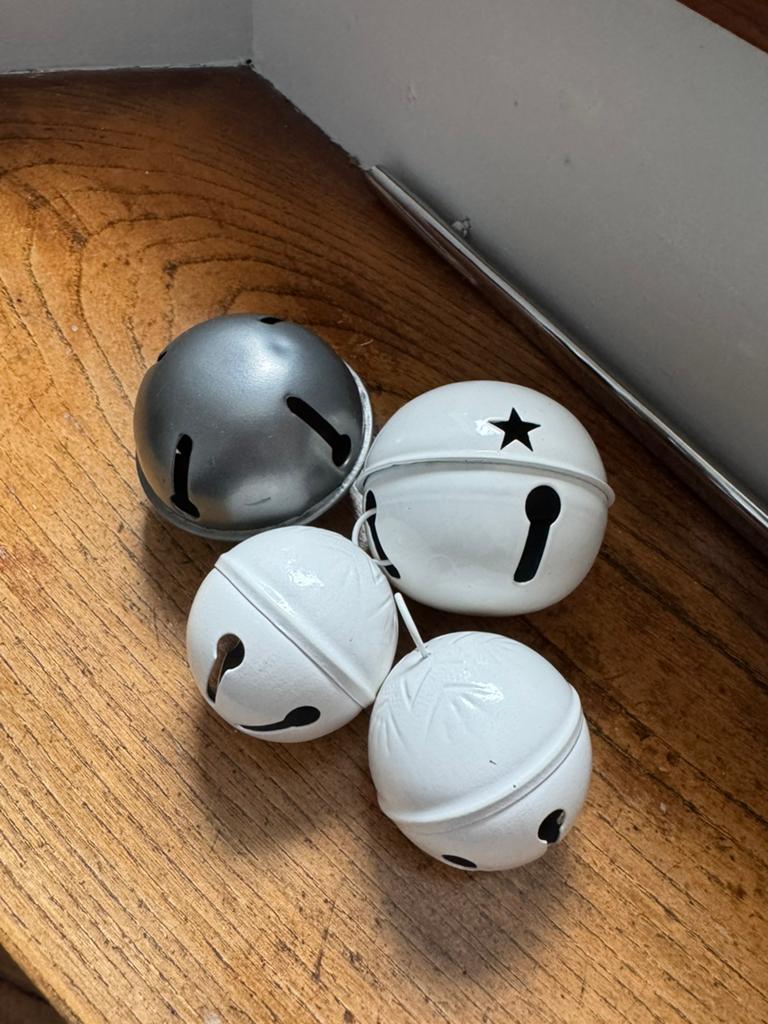 Set metalen bellen decoratie, Ophalen of Verzenden, Zo goed als nieuw, Wit, Metaal