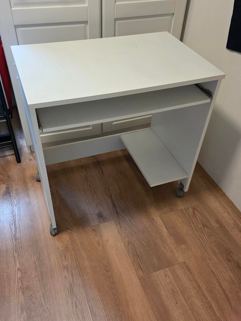 Compact wit computerbureau met uitschuifbaar toetsenbordblad, Huis en Inrichting, Ophalen, Gebruikt, Spaanplaat of MDF, Overige merken