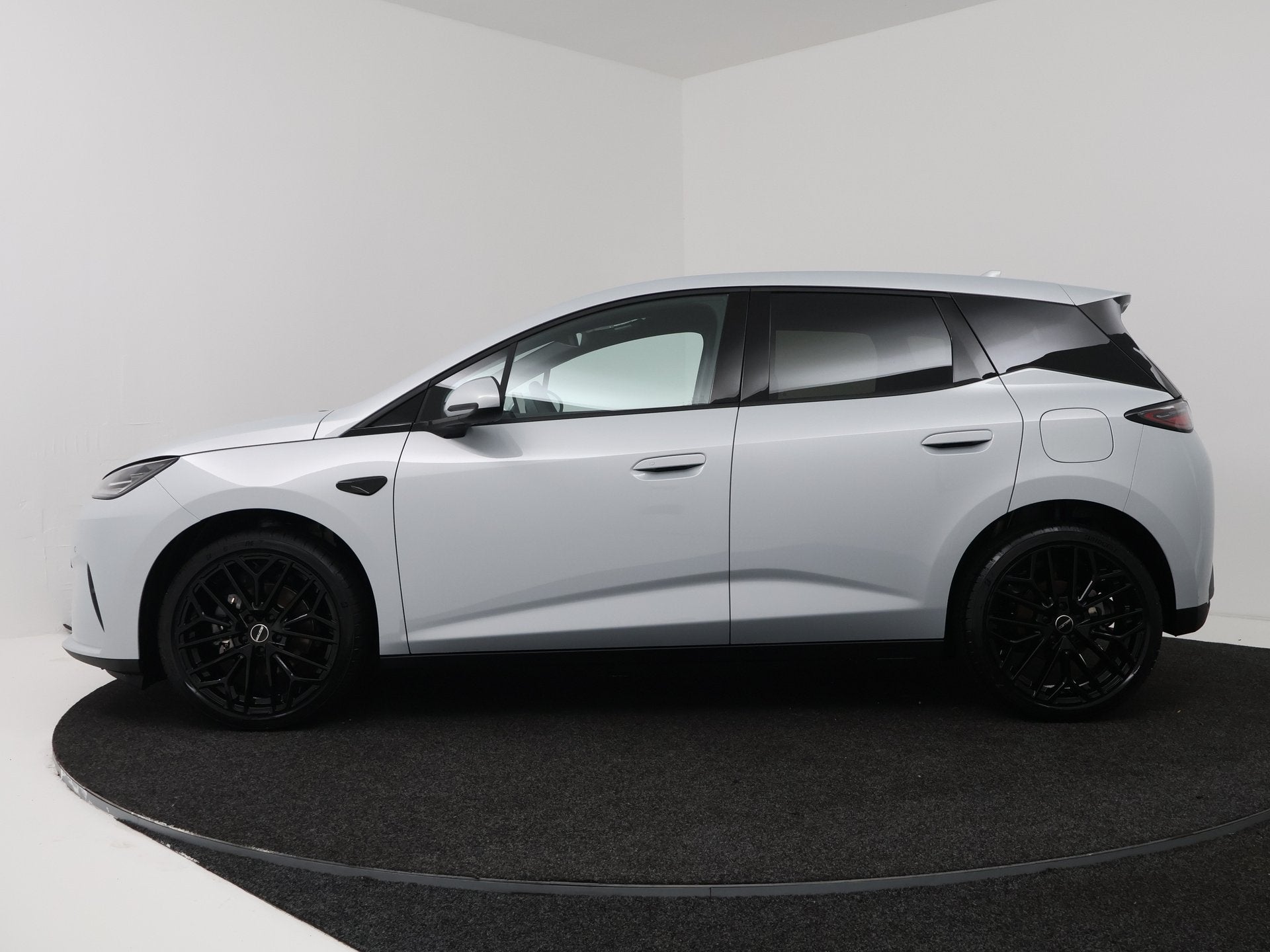 BYD Dolphin G 1.5L DM-i Boost | 19" velgen | 100% Nieuw & Or, Auto's, Stof, Zwart, Bedrijf, Nieuw