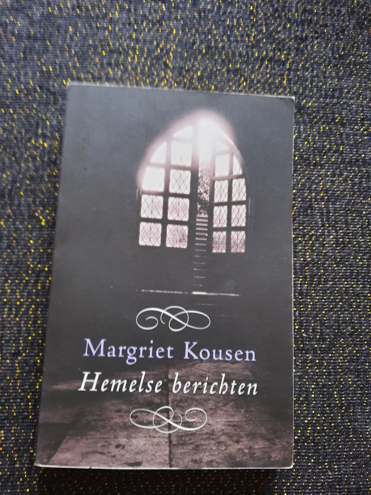 Margriet Kousen - Hemelse berichten (paperback), Ophalen of Verzenden, Gelezen, Margriet Kousen, Nederland