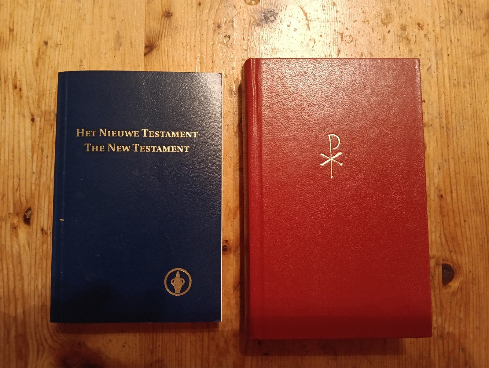 Het Nieuwe Testament & Rode Bijbel, Antiek en Kunst, Antiek | Boeken en Bijbels, Ophalen of Verzenden, Diverse auteurs