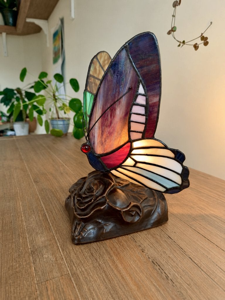 Tiffany stijl vlinderlamp op rozenvoet glas in lood, Tiffany lamp, 24 cm, E14 (klein), Ophalen of Verzenden
