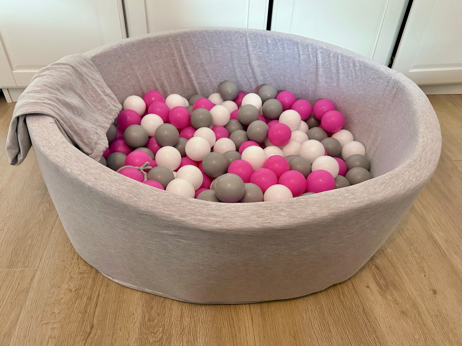 Ballenbak met ballen - Grijs, roze, wit, Ophalen, Zo goed als nieuw, Jongen of Meisje