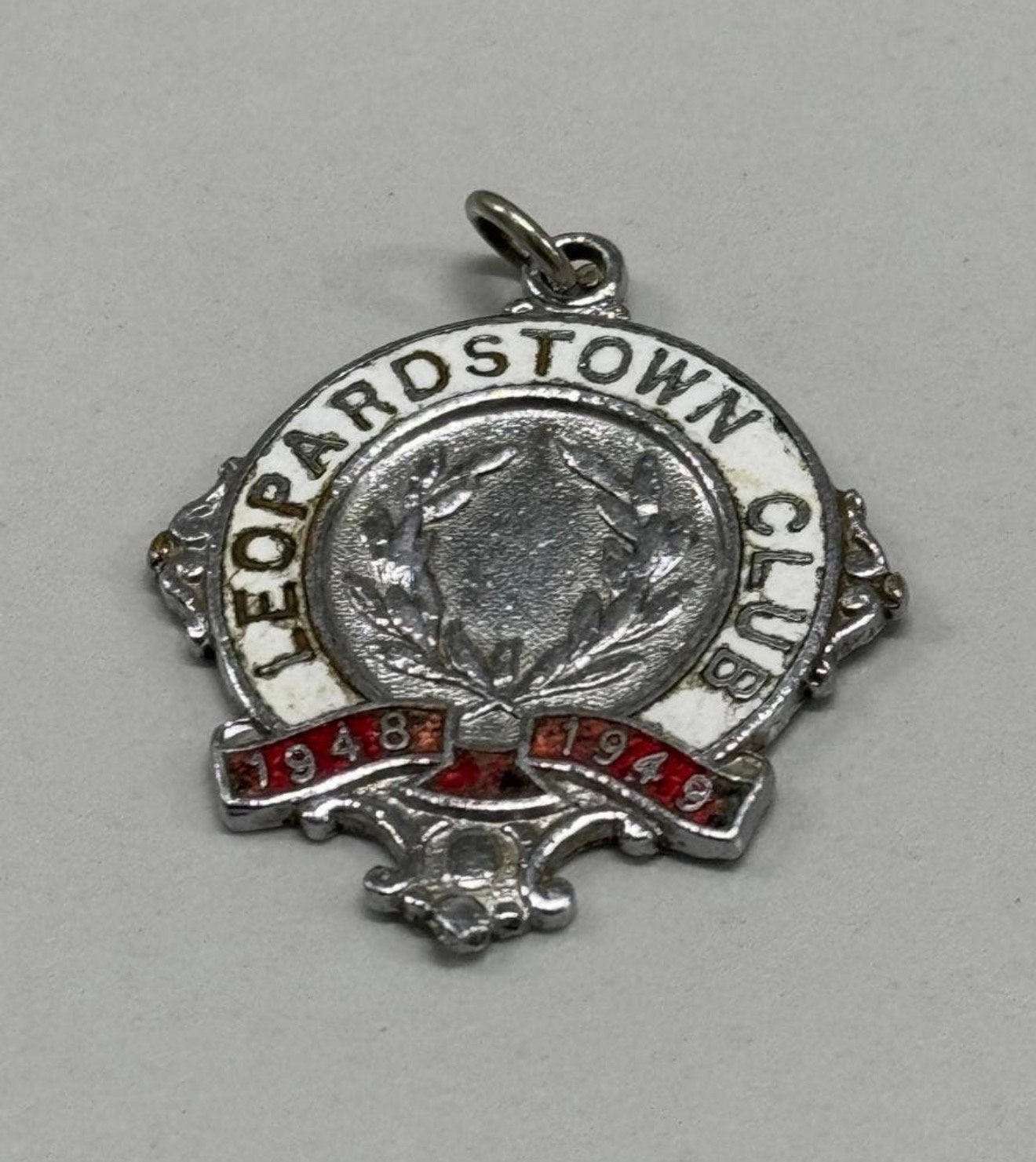 Leopardstown Club Dublin Horse race racing 1948 Badge nr 190, Postzegels en Munten, Ophalen of Verzenden, Overige materialen, Buitenland