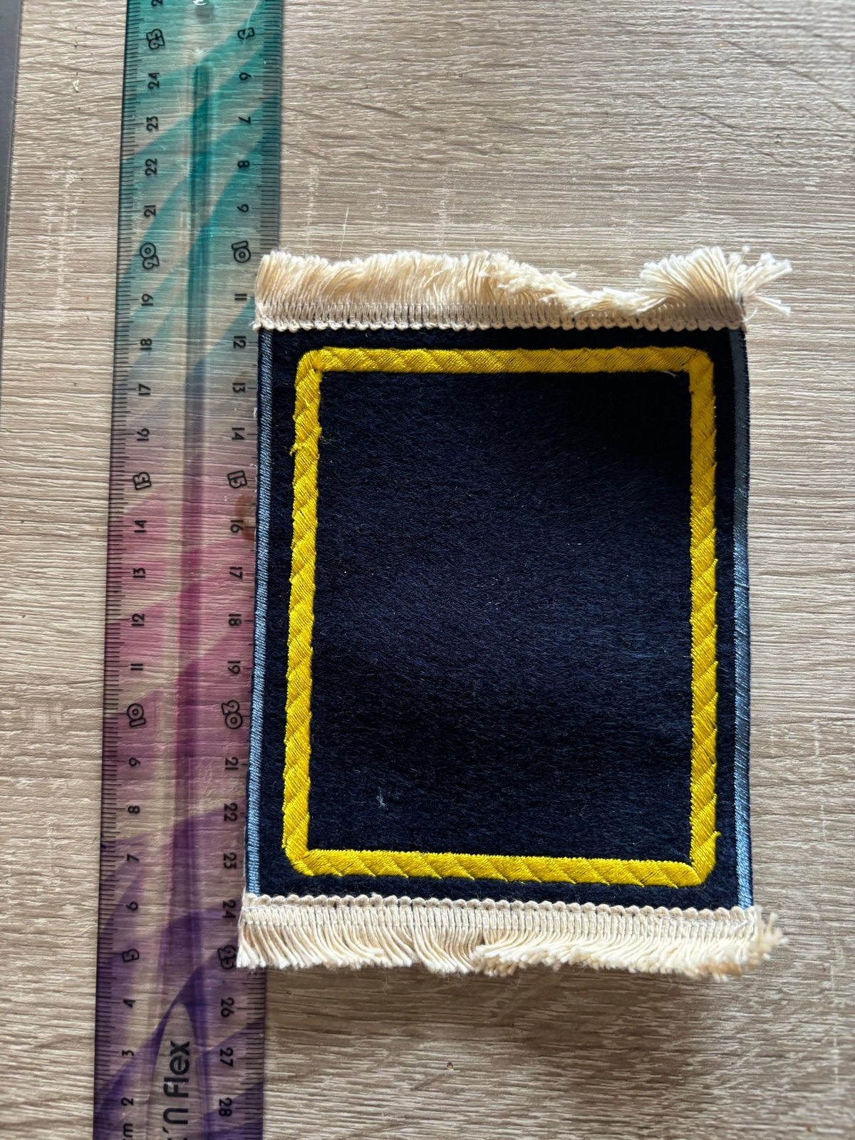 Miniatuur kleedje voor poppenhuis - Blauw met geel, Ophalen of Verzenden, Zo goed als nieuw, Poppenhuis