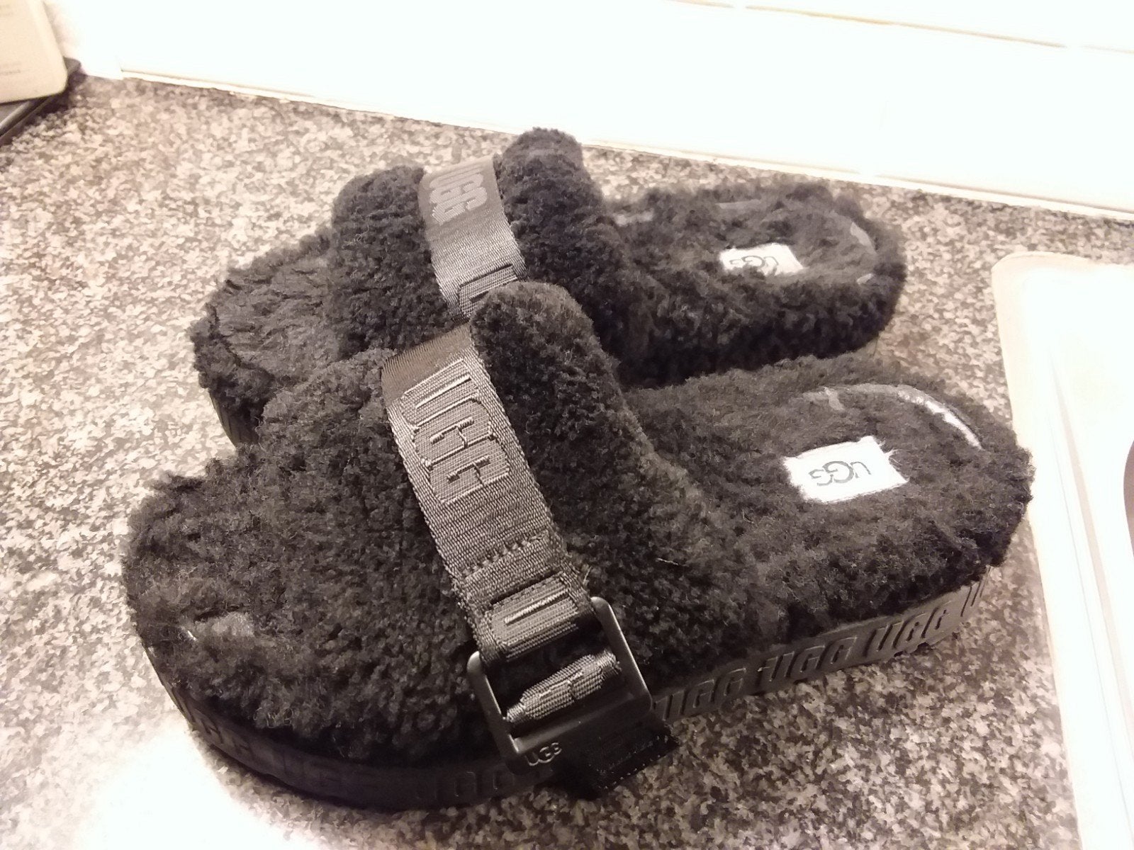 ugg. Zwarte slippers.  Maat 38, Kleding | Dames, Ophalen of Verzenden, Gedragen, Zwart