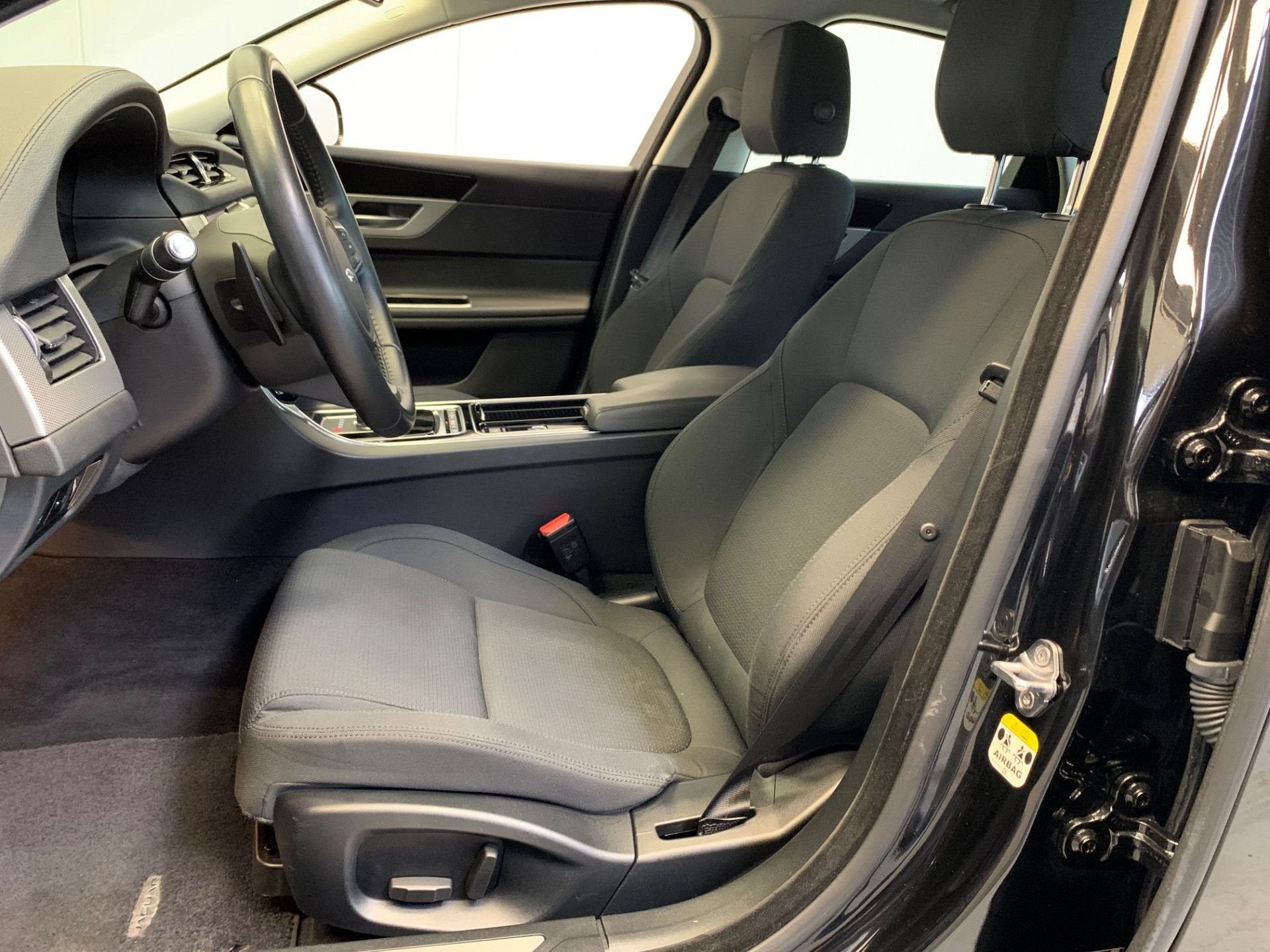 Jaguar XF 2.0t Prestige VIRTUAL COCKPIT-NAVI-LANE ASSIST-ECC, 12 maanden, Gebruikt, 4 cilinders, Zwart