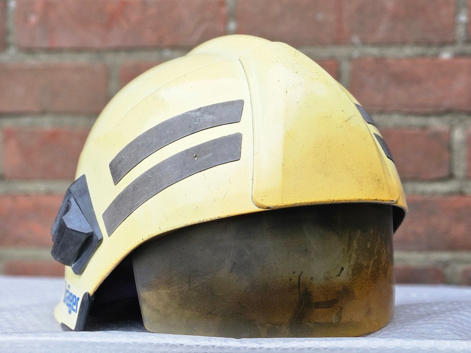 brandweerhelm brandweer Dräger HPS6200, Ophalen of Verzenden, Landmacht, Nederland, Embleem of Badge