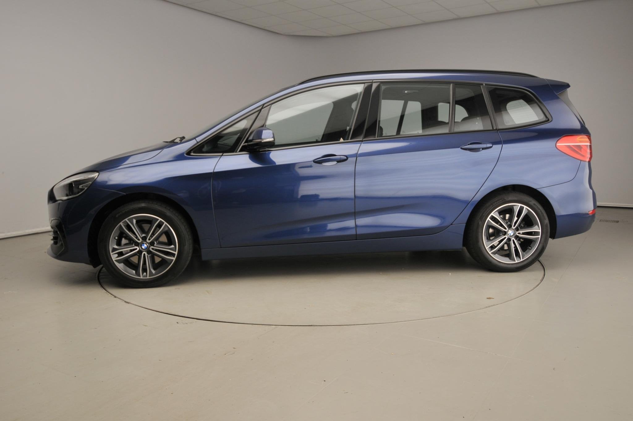 BMW 2 Serie Gran Tourer 218i LED | HUD | Trekhaak | Panorama, 12 maanden, Gebruikt, Euro 6, Blauw