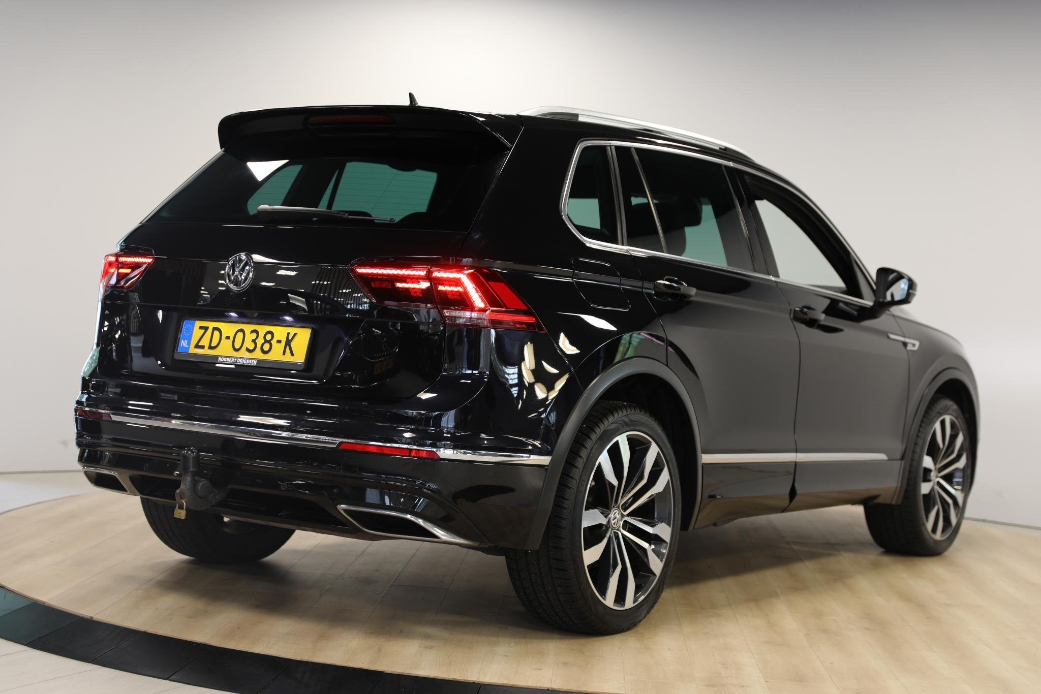 Volkswagen Tiguan 2.0 TSI 4Motion Highline Business R | Schu, 4 cilinders, 1984 cc, 2500 kg, Zwart
