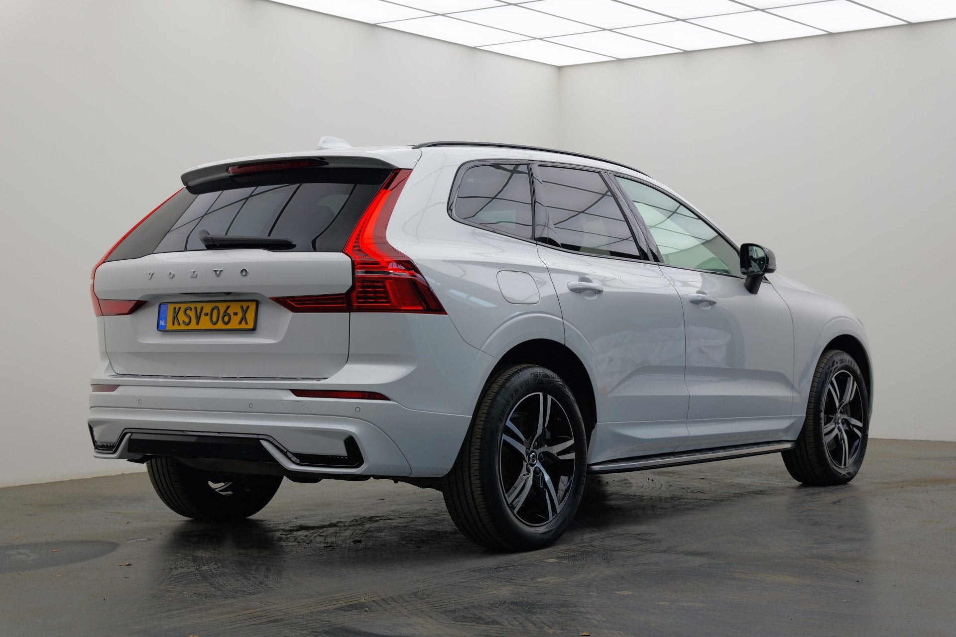 Volvo XC60 2.0 Recharge T6 AWD R-Design | Winter pakket | Ha, Automaat, Gebruikt, Wit, Leder