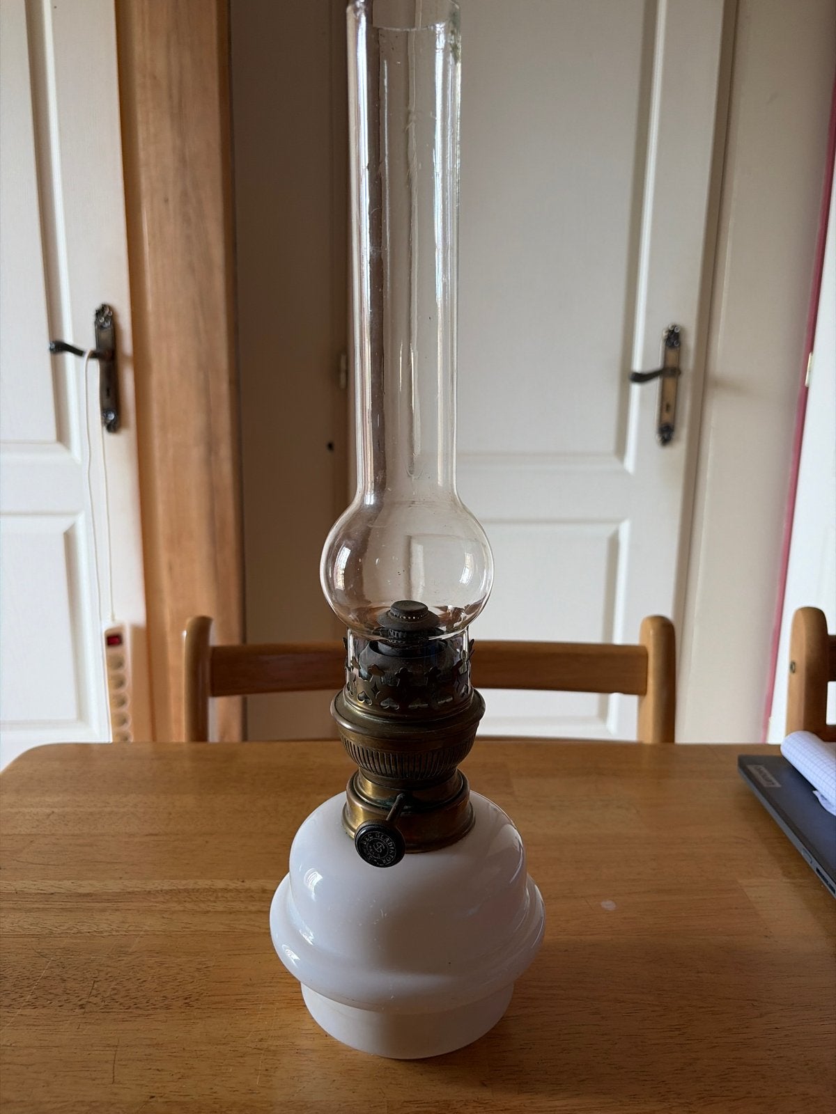 Antieke olielamp met glazen kap en witte voet, Antiek en Kunst, Antiek | Lampen, Ophalen of Verzenden