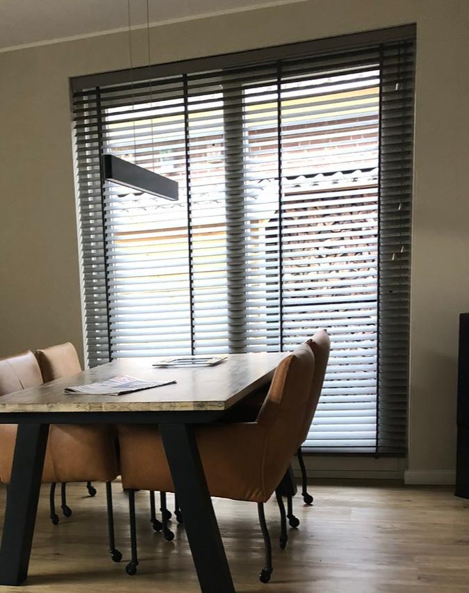 Luxaflex Houten jaloezie 50 mm taupe, Ophalen of Verzenden, Zo goed als nieuw