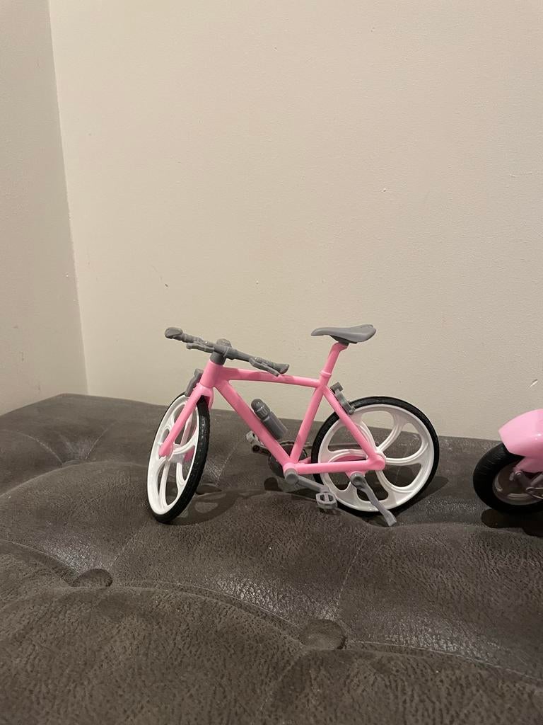 Barbie met roze fiets, scooter en accessoires, Kinderen en Baby's, Speelgoed | Poppen, Ophalen of Verzenden, Zo goed als nieuw