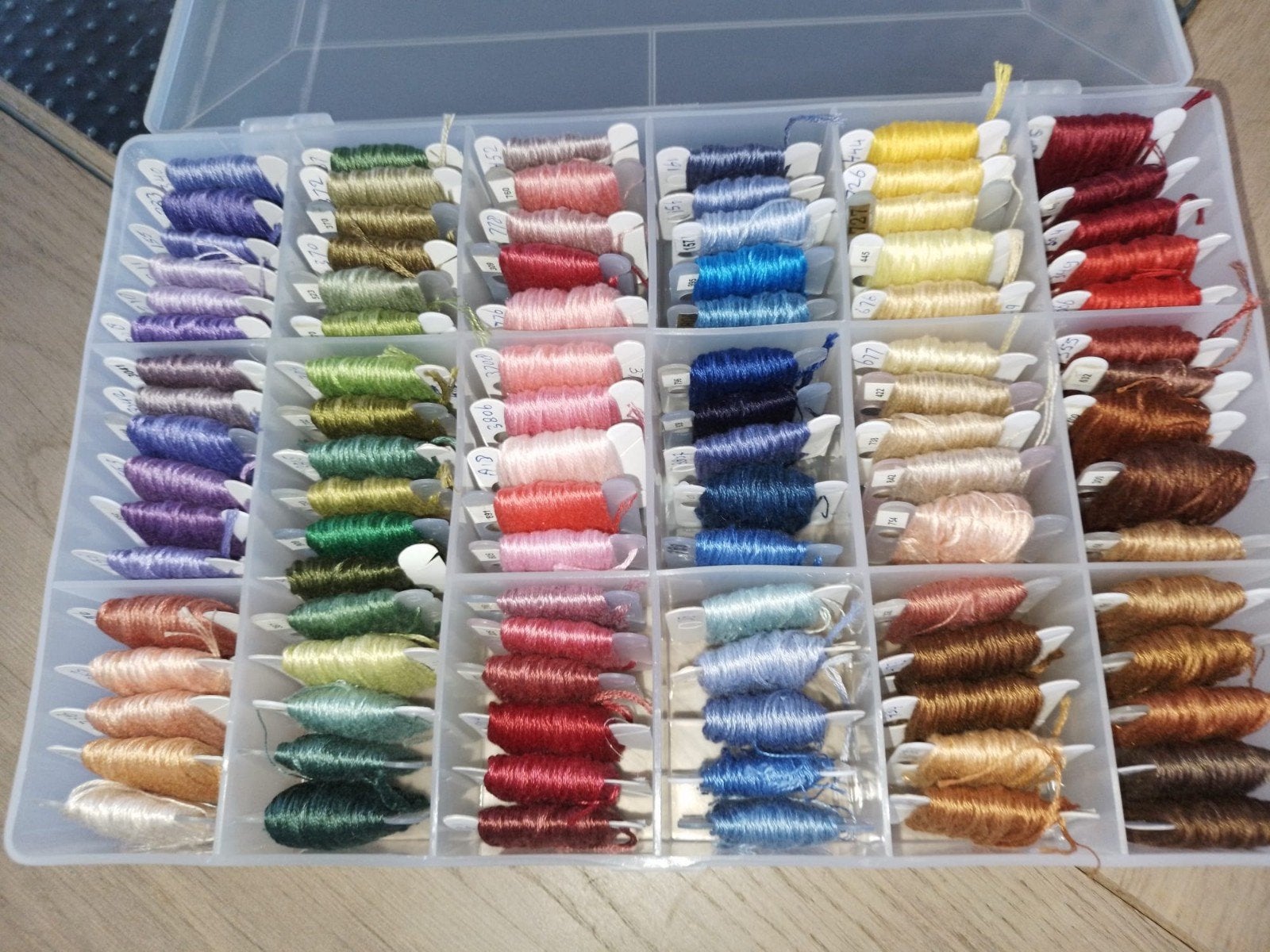 DMC bewaardoos met bobbins DMC borduurgaren/borduurzijde #1, Hobby en Vrije tijd, Verzenden, Nieuw, Handborduren, Borduurgaren of Zijde