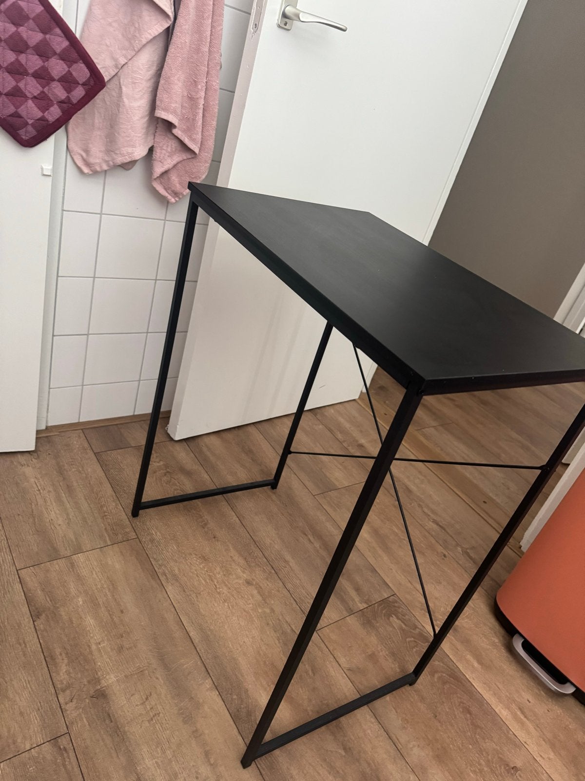 JYSK ASTRUP Bureau 40x60 zwart - Compact en Modern, Huis en Inrichting, Bureaus, Zo goed als nieuw, Computerbureau, Jysk, Modern