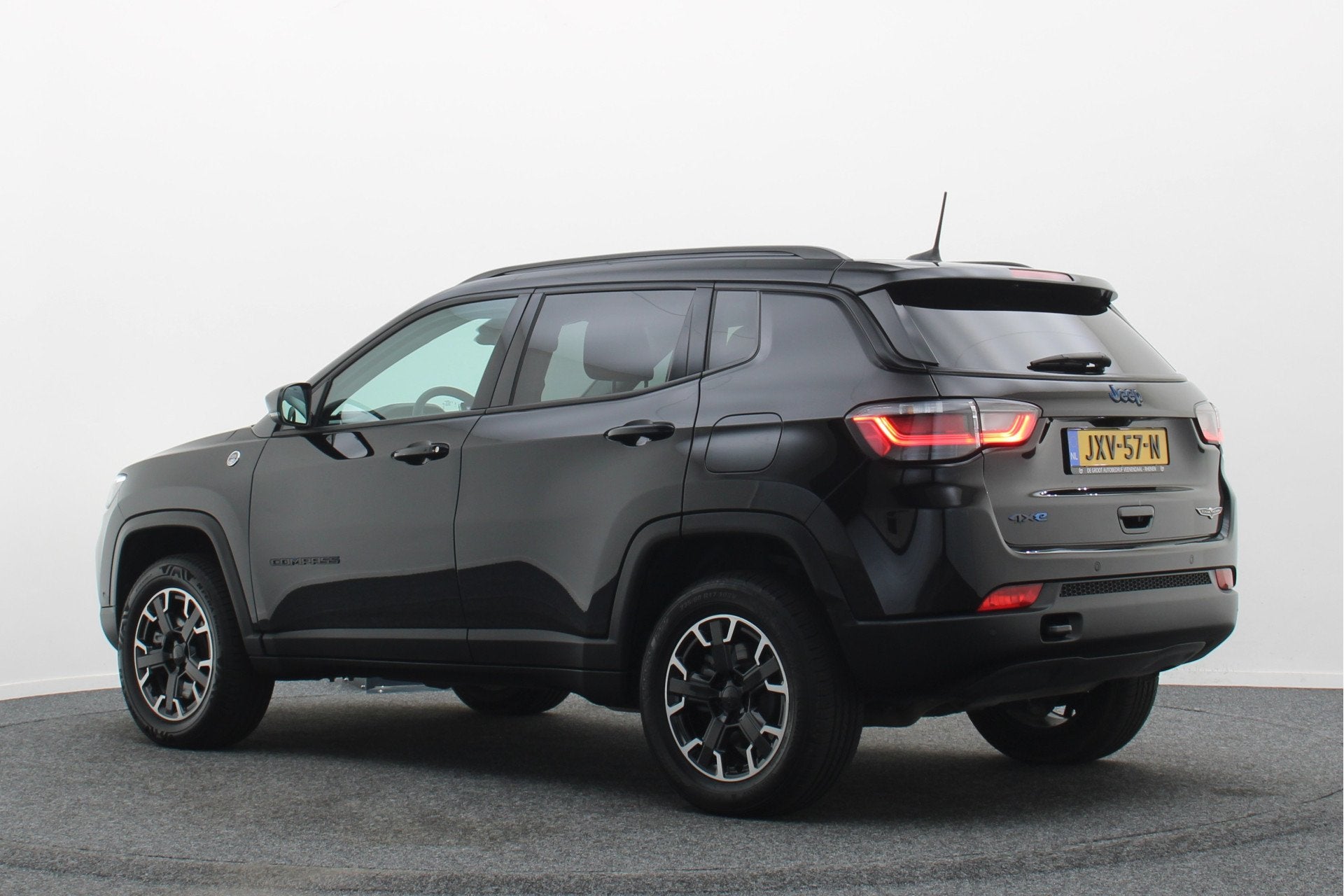Jeep Compass 4xe 240 Plug-in Hybrid Electric Trailhawk Panor, Automaat, Zwart, 4 cilinders, Leder en Stof