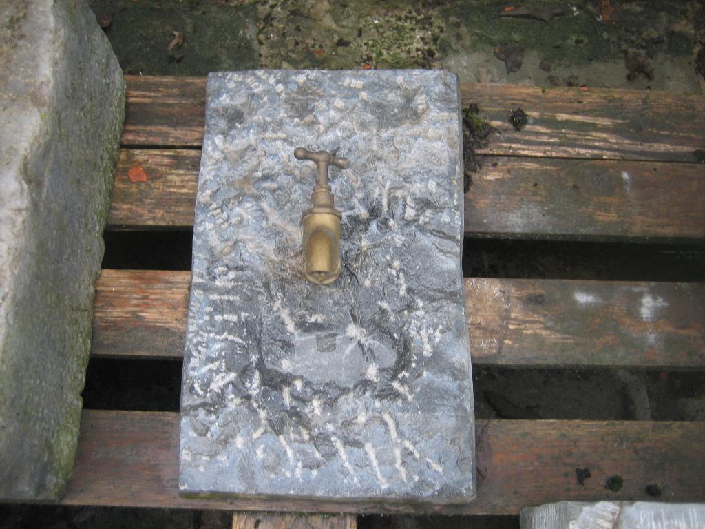 oud arduinen rugstukje met koperen kraan, Ophalen, Gebruikt