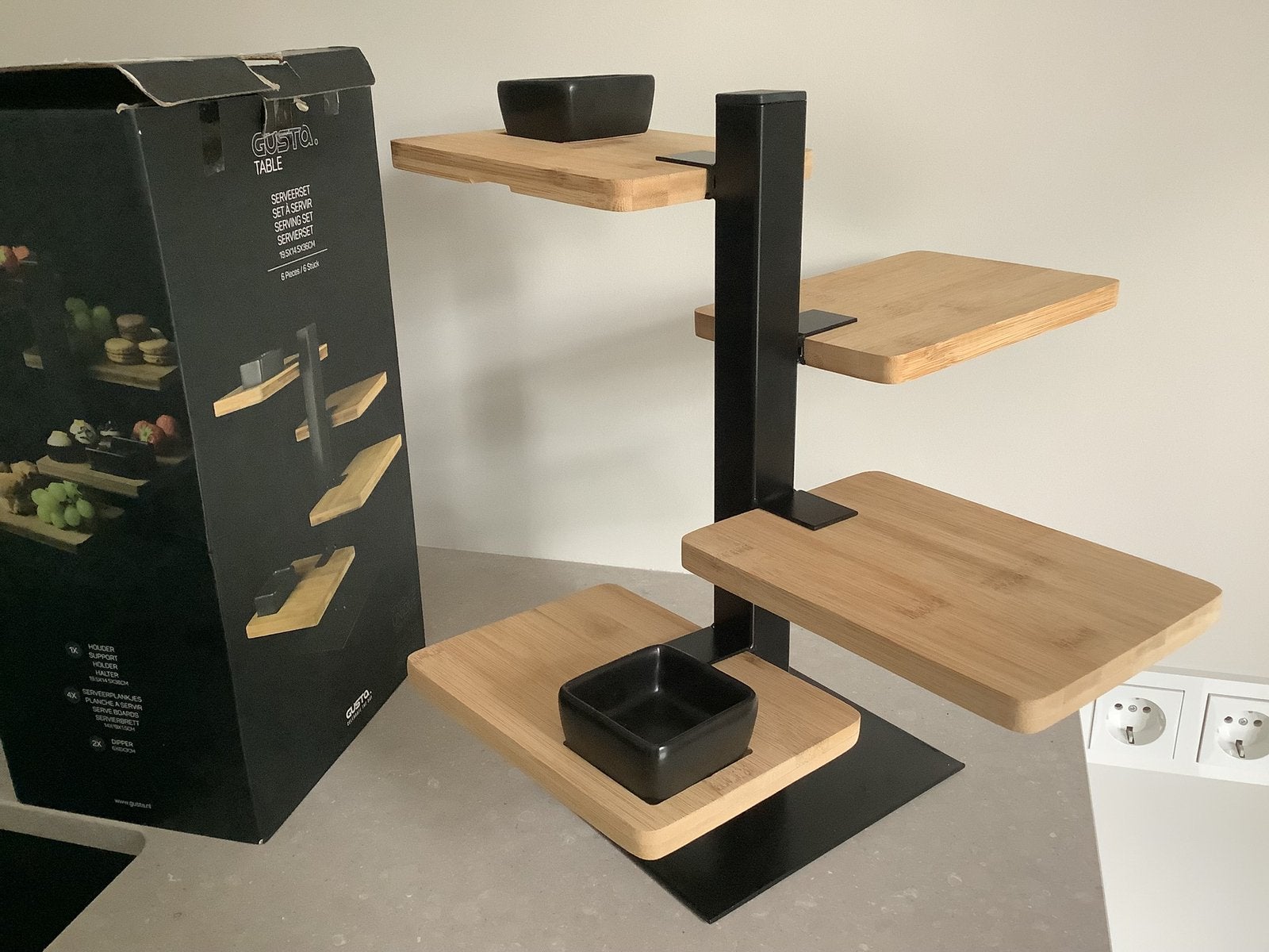 ZgaNIEUW Gusta serveerset 4 lagen etagère toren tapas plank, Ophalen of Verzenden, Zo goed als nieuw